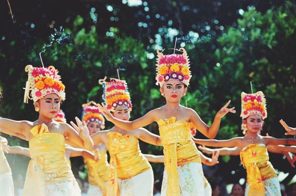 Comment assister à une performance de danse traditionnelle balinaise en Indonésie?