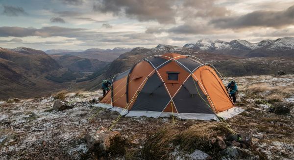 Comment choisir une tente adaptée pour un camping en région venteuse?