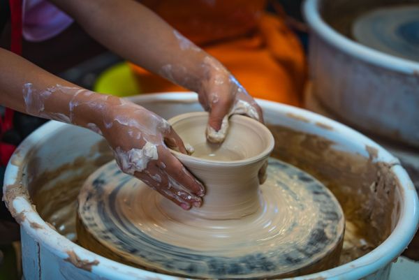 Comment organiser un séjour en location en Provence avec des ateliers de poterie et cours de cuisine provençale?