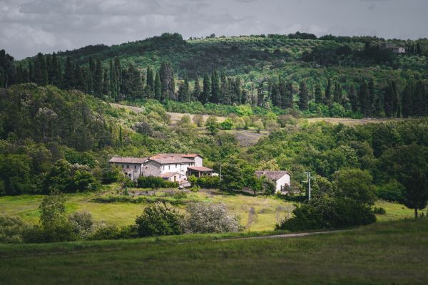 Est-il possible de louer une maison en Toscane avec des cours de peinture et visites de villages médiévaux?