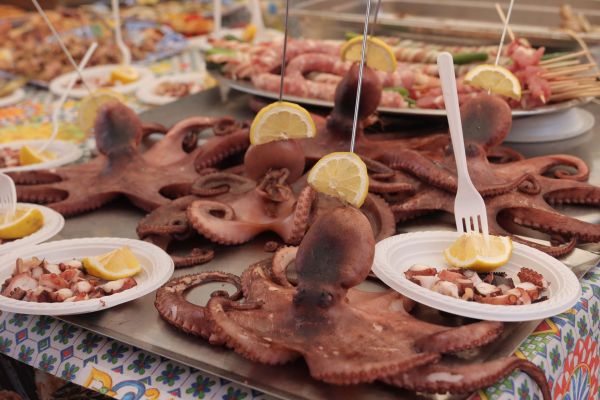 Où découvrir la gastronomie locale dans les villages de Sicile?