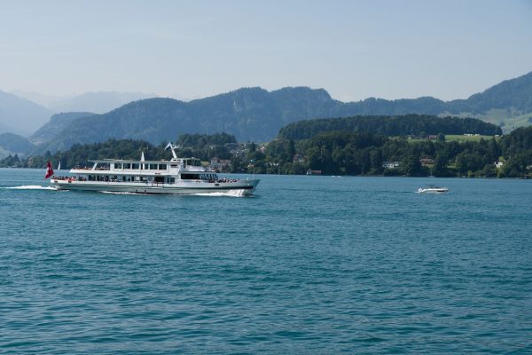 Peut-on trouver une croisière qui propose des excursions pour découvrir les lacs alpins en Europe?