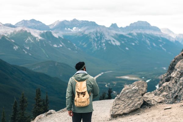 Quels sont les meilleurs itinéraires pour une randonnée dans les montagnes Rocheuses du Canada?